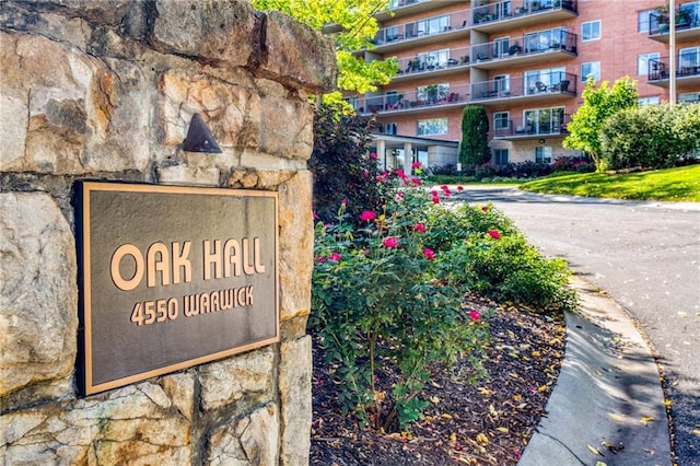 view of community / neighborhood sign