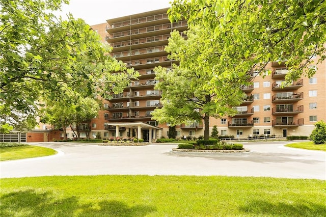 view of apartment building / complex