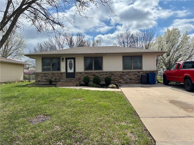 1519 Niagara St, Burlington, KS 66839 - ranch-style house featuring stone siding and a front yard