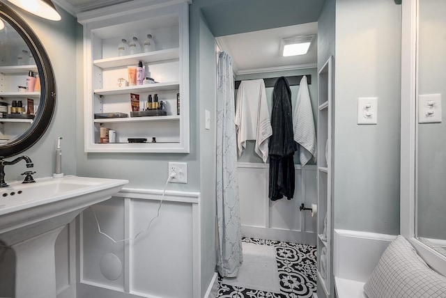 full bath with curtained shower and built in shelves