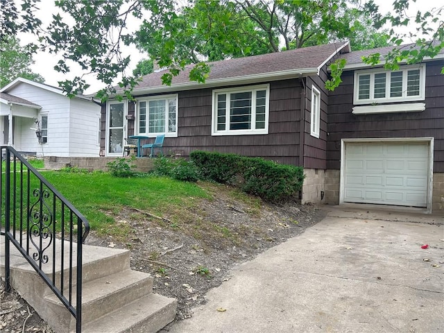 1124 Pacific Ave, Osawatomie, KS 66064 - ranch-style home featuring a garage and driveway