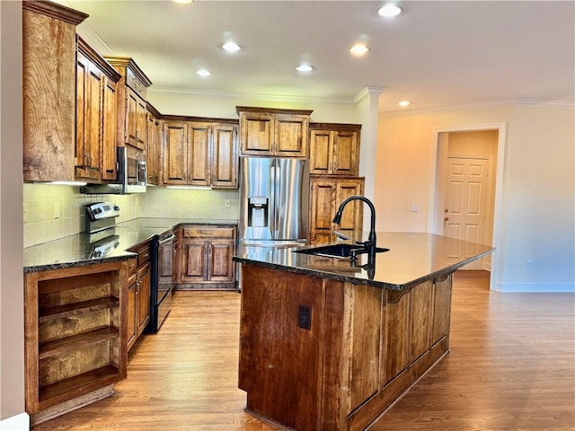 14413 Stearns St, Overland Park, KS 66211 - kitchen with appliances with stainless steel finishes, a sink, light wood-style floors, crown molding, and a kitchen island with sink