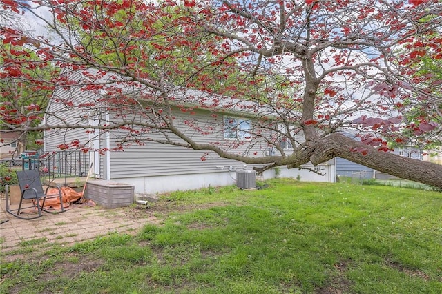 view of yard featuring central AC unit