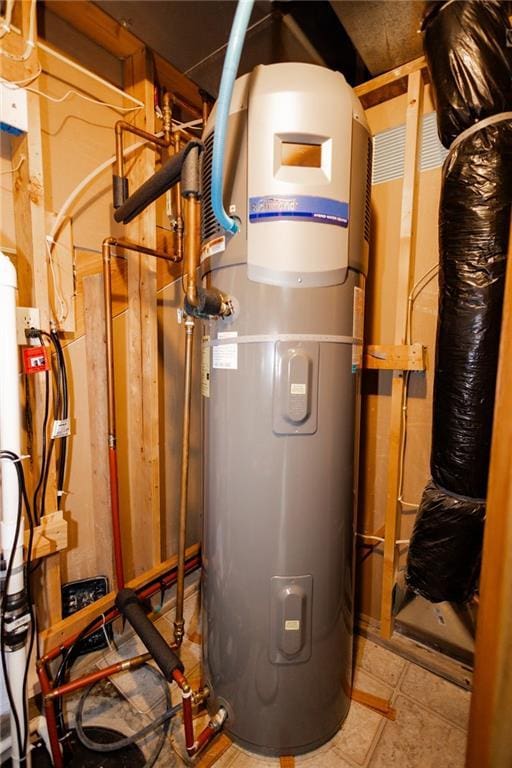 11295 County Road 366, Savannah, MO 64485 - utility room with water heater