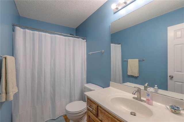 full bath featuring vanity, a shower with curtain, toilet, and a textured ceiling