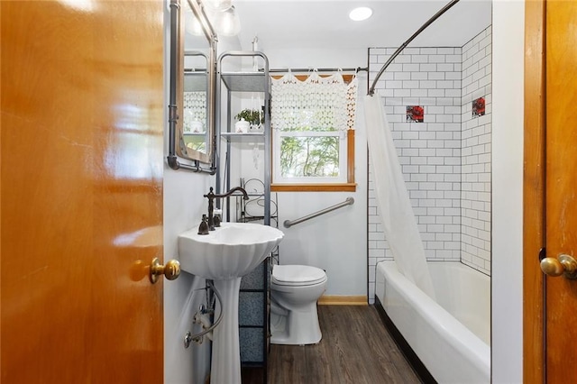 9382 N Cookingham Dr, Kansas City, MO 64157 - bathroom with baseboards, wood finished floors, toilet, and shower / tub combo with curtain