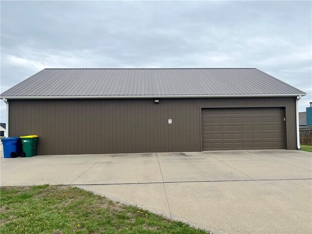 908 Cedar Ct, Paola, KS 66071 - view of detached garage