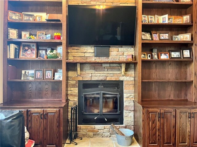 908 Cedar Ct, Paola, KS 66071 - living area featuring built in features