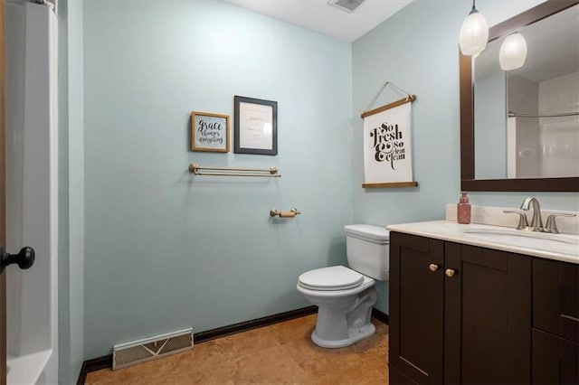 full bathroom with visible vents, toilet, vanity, and baseboards