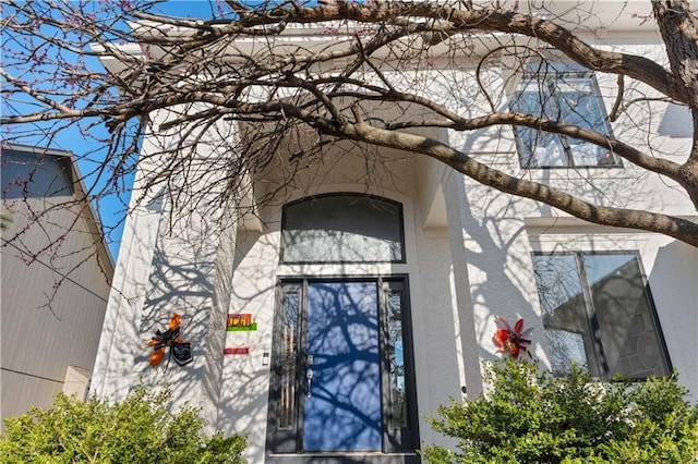 11273 S Lakecrest Dr, Olathe, KS 66061 - property entrance featuring stucco siding