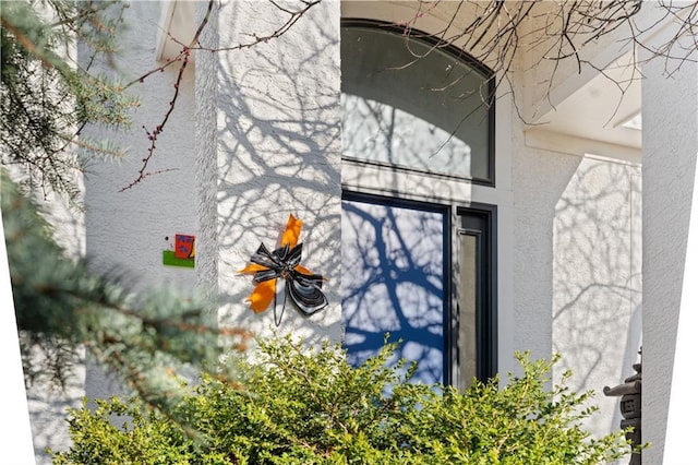 11273 S Lakecrest Dr, Olathe, KS 66061 - exterior view of stucco siding