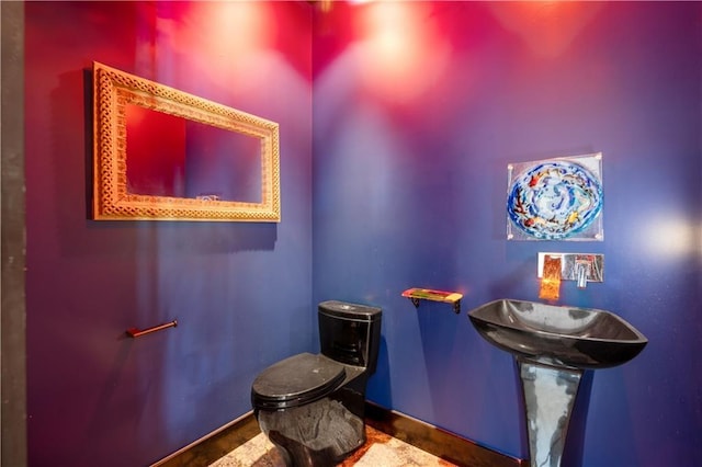 11273 S Lakecrest Dr, Olathe, KS 66061 - half bath featuring toilet and baseboards