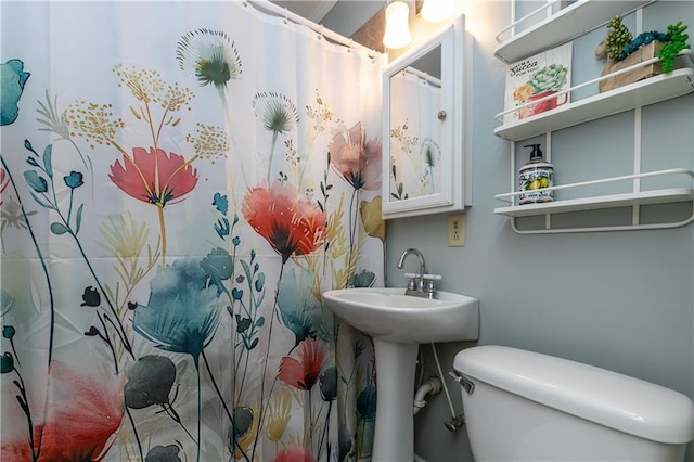 1306 W 29th St S, Independence, MO 64052 - bathroom featuring toilet and a shower with curtain