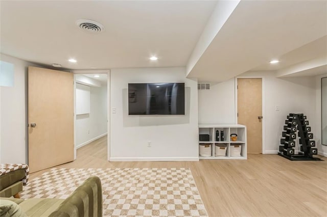 living area with visible vents, recessed lighting, light wood finished floors, and baseboards