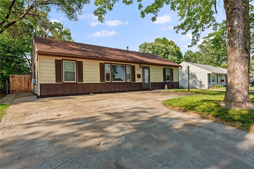 604 66th Ter, Gladstone, MO 64118 - photo 1