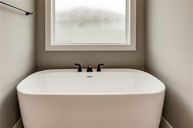 16827 W 164th Ter, Olathe, KS 66062 - bathroom featuring a soaking tub