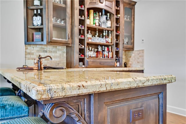 4319 N Mulberry Dr, Kansas City, MO 64116 - bar with a sink, wood finished floors, backsplash, a bar, and baseboards