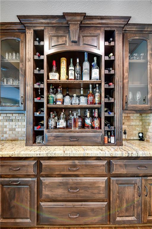 4319 N Mulberry Dr, Kansas City, MO 64116 - bar featuring backsplash