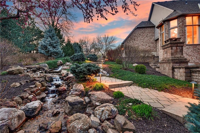 4319 N Mulberry Dr, Kansas City, MO 64116 - view of yard at dusk