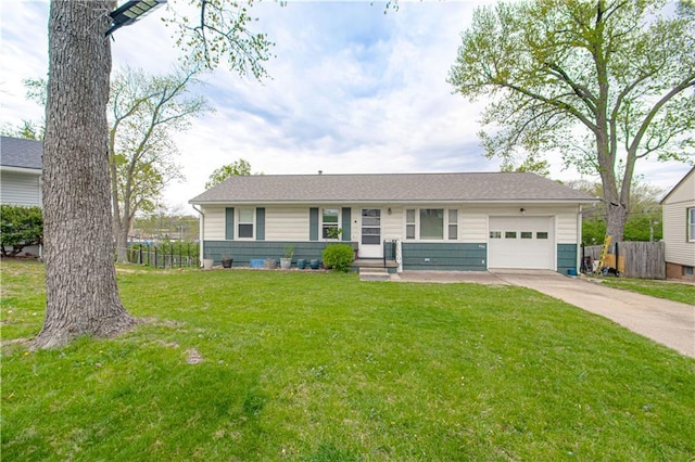 435 NE 41st Ter, Kansas City, MO 64116 - single story home featuring driveway, fence, an attached garage, and a front lawn