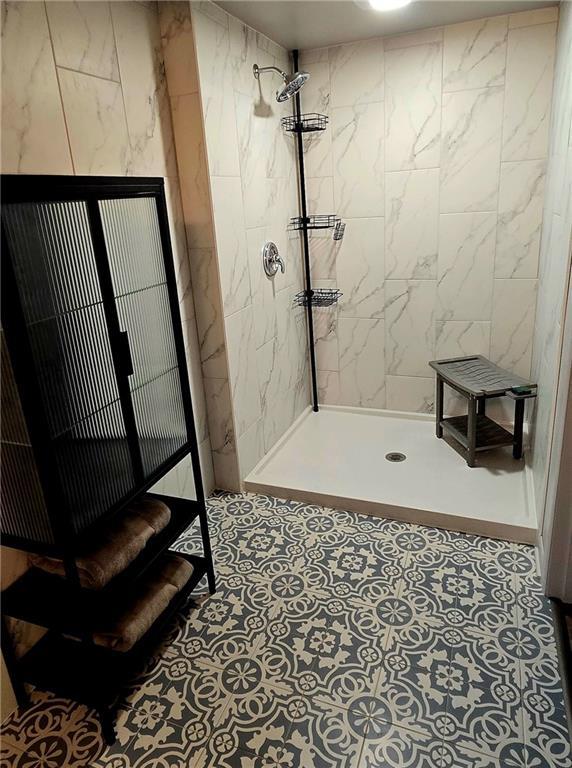full bathroom featuring tiled shower