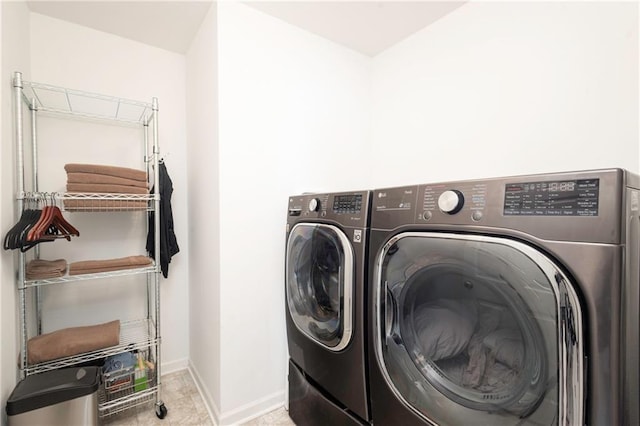 1423 SW Fairfax Rd, Lees Summit, MO 64083 - laundry room with washing machine and clothes dryer and baseboards
