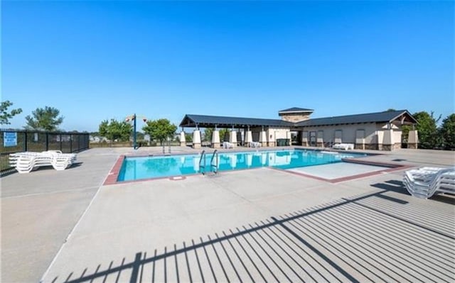 1423 SW Fairfax Rd, Lees Summit, MO 64083 - community pool with a patio