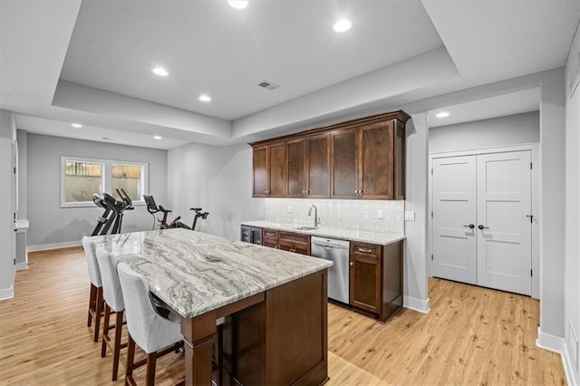 2189 W 89th Pl, Leawood, KS 66206 - kitchen featuring a sink, dishwasher, baseboards, and visible vents