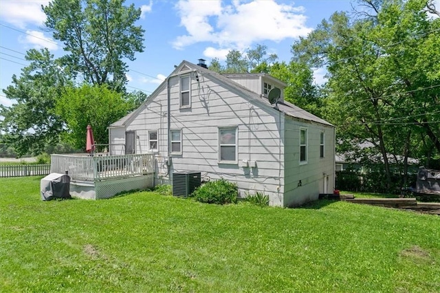 1340 E 85th St, Kansas City, MO 64131 - back of property with a deck