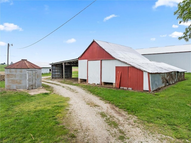 4933 SE Stubbs Rd, Tecumseh, KS 66542 - view of pole building featuring dirt driveway and a lawn