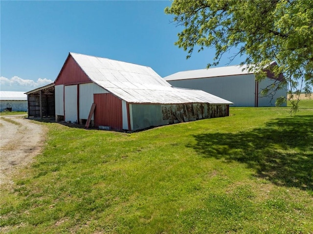 4933 SE Stubbs Rd, Tecumseh, KS 66542 - view of pole building featuring a yard and driveway