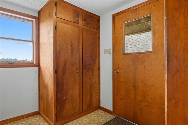 4933 SE Stubbs Rd, Tecumseh, KS 66542 - foyer with baseboards and a textured ceiling