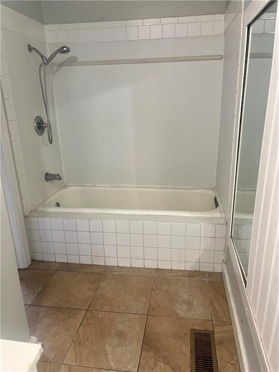 913 Vine St, Saint Joseph, MO 64503 - bathroom with tiled shower / bath, tile patterned floors, and visible vents