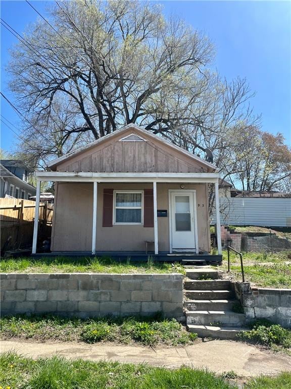 913 Vine St, Saint Joseph, MO 64503 - bungalow with fence