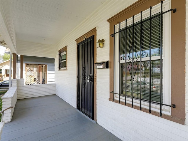 entrance to property featuring covered porch
