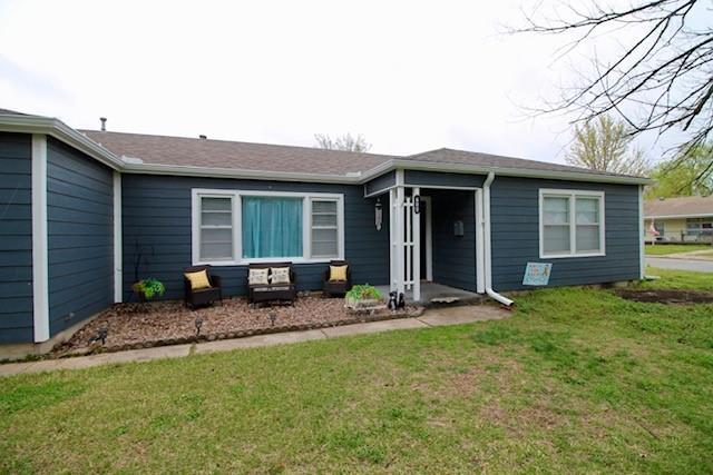 ranch-style house featuring a front lawn