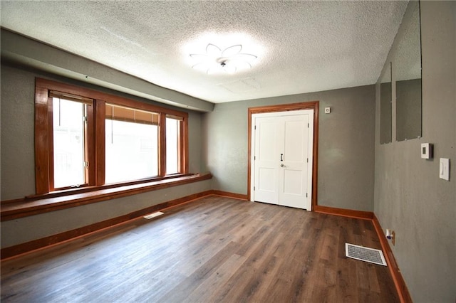 4015 Benton Blvd, Kansas City, MO 64130 - entryway featuring wood finished floors and a textured ceiling