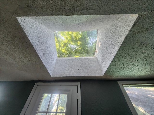 4015 Benton Blvd, Kansas City, MO 64130 - detailed view of a textured ceiling