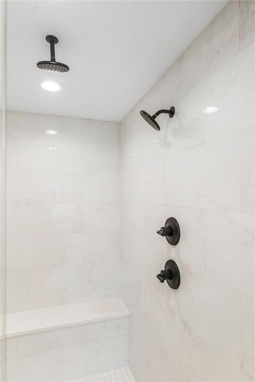 full bathroom featuring tiled shower
