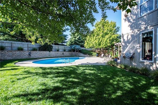 view of swimming pool featuring a patio