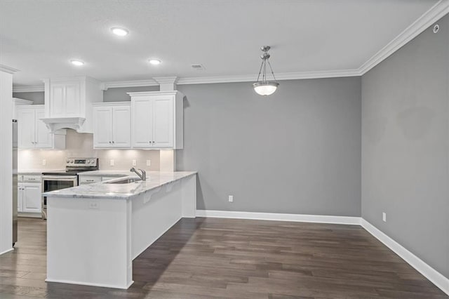 kitchen featuring stainless steel electric stove, a sink, crown molding, white cabinetry, and a peninsula
