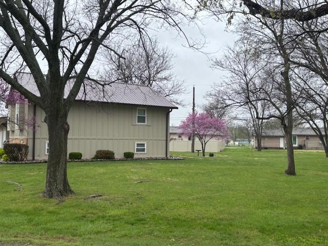 exterior space featuring a yard