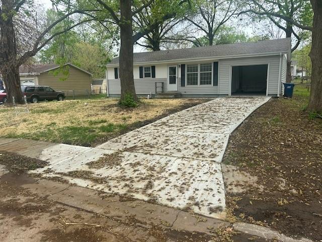 309 Manor Ln, Liberty, MO 64068 - photo 1