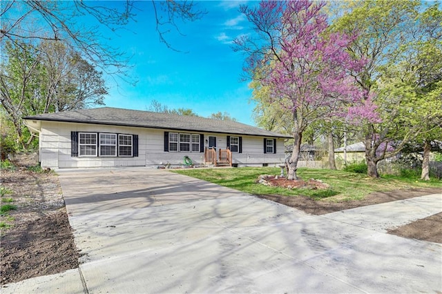 single story home with driveway