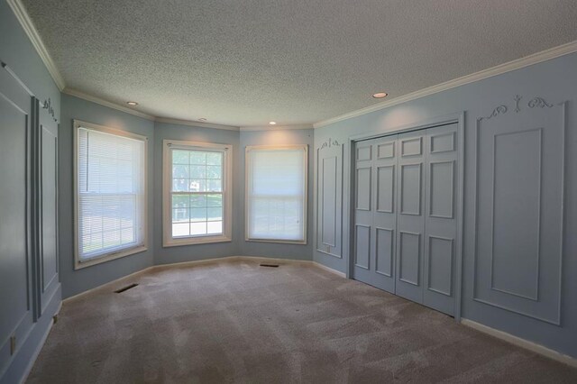 1313 NW 12th St, Blue Springs, MO 64015 - unfurnished bedroom featuring carpet floors, a textured ceiling, recessed lighting, crown molding, and a closet
