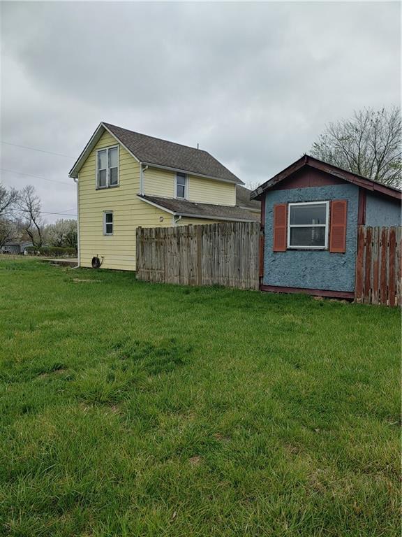 608 E Lake St, Mclouth, KS 66054 - view of yard with fence