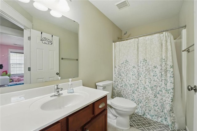 full bath with vanity, a shower with shower curtain, toilet, and visible vents
