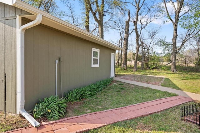 view of side of property featuring a lawn