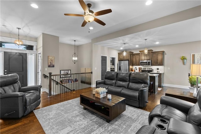 living area with dark wood-type flooring, a ceiling fan, and recessed lighting