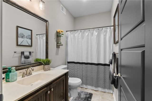 full bathroom with visible vents, toilet, a shower with shower curtain, and vanity